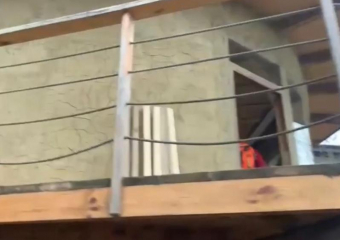 Сочинец построил сказочный дом из соломы и глины