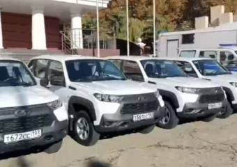 Новые внедорожники и автобусы закупили сочинским полицейским