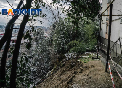 Власти лишь кормят обещаниями: оползень разрушает многоквартирный дом в Сочи на протяжении многих лет