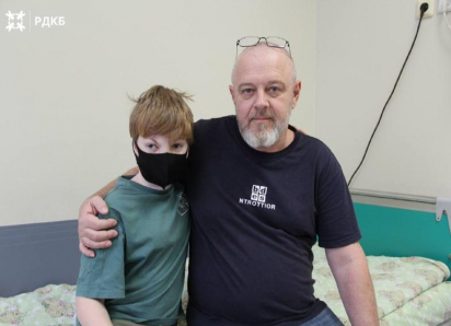 Мальчик, лицо которого разорвали собаки в Сочи, начал самостоятельно дышать 