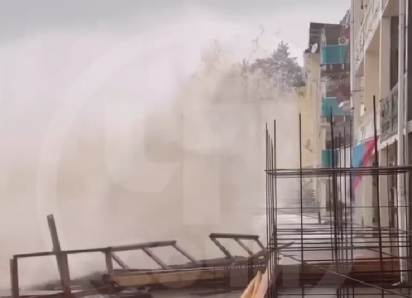  Шторм «черноморский молот» бушует в Сочи