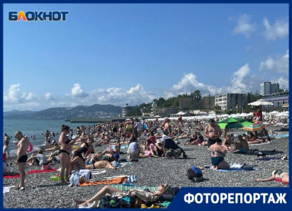 Тысячи отдыхающих загорают на пляже «Ривьера» в Сочи