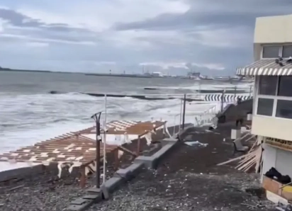 Мощный шторм разрушил набережную в центре Сочи