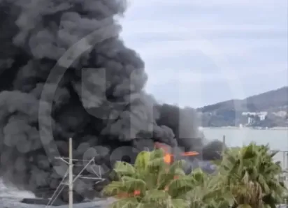 Кафе и складские помещения сгорели на пляже в Сочи