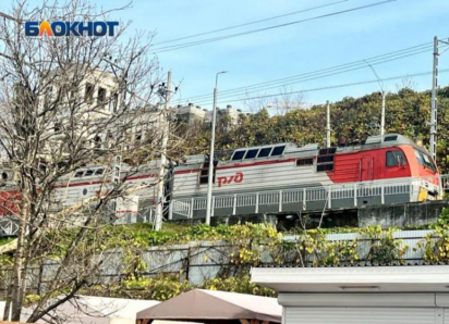Поезда, идущие в Сочи, задержаны из-за схода электровоза с рельсов 