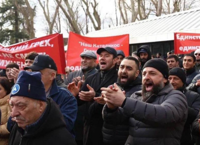  У армянской церкви Сочи прошла массовая акция против раскола