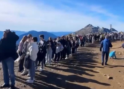 Огромные очереди на канатные дороги образовались в праздничные выходные в Сочи