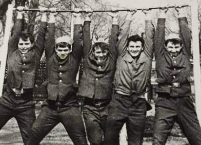 Звезды эстрады из Сочи поделились с поклонниками армейскими фотографиями 