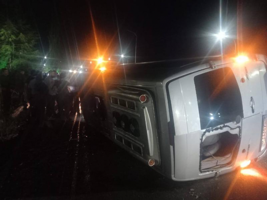 22 человека попали в аварию на экскурсионном автобусе в Абхазии