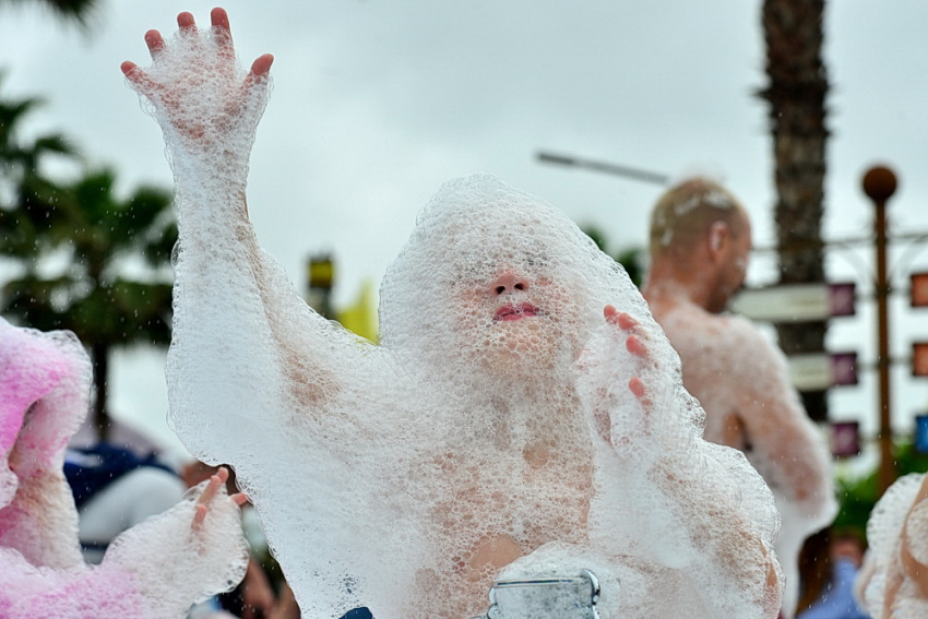 Четырехлетняя девочка едва не задохнулась под пеной в отеле Сочи
