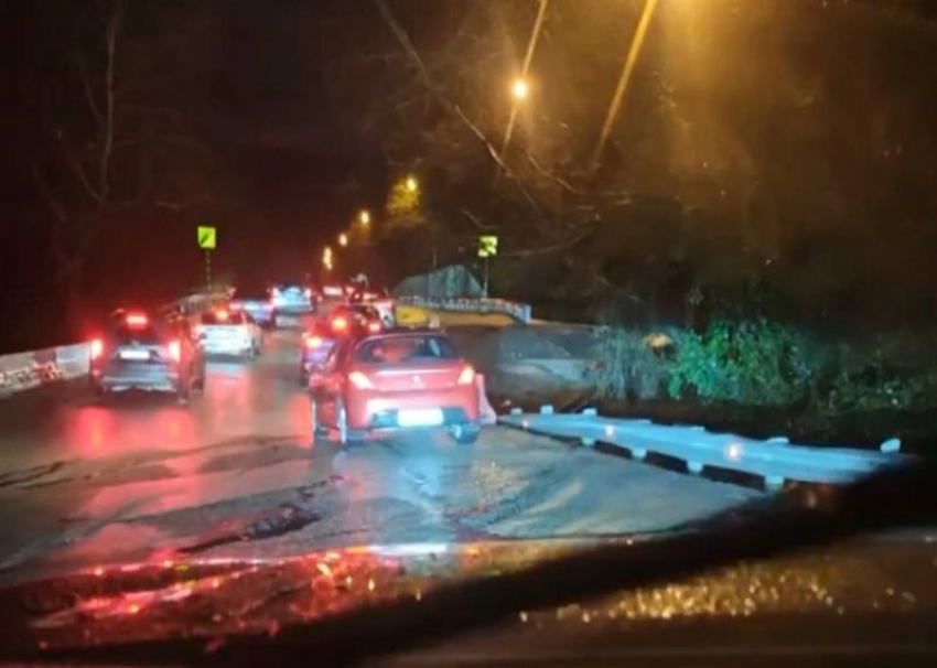 Разломы и трещины: оползень формируется на дороге Сочи — Адлер