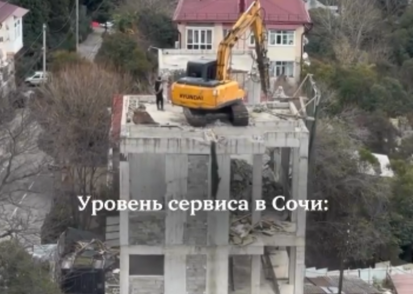 Горожан поразил экскаватор, загнанный на крышу пятиэтажки в Сочи