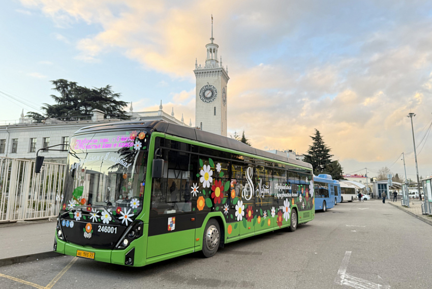 Праздничный электробус курсировал по Сочи 8 Марта