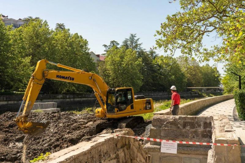 Разрушенную непогодой набережную реки Хоста восстанавливают в Сочи