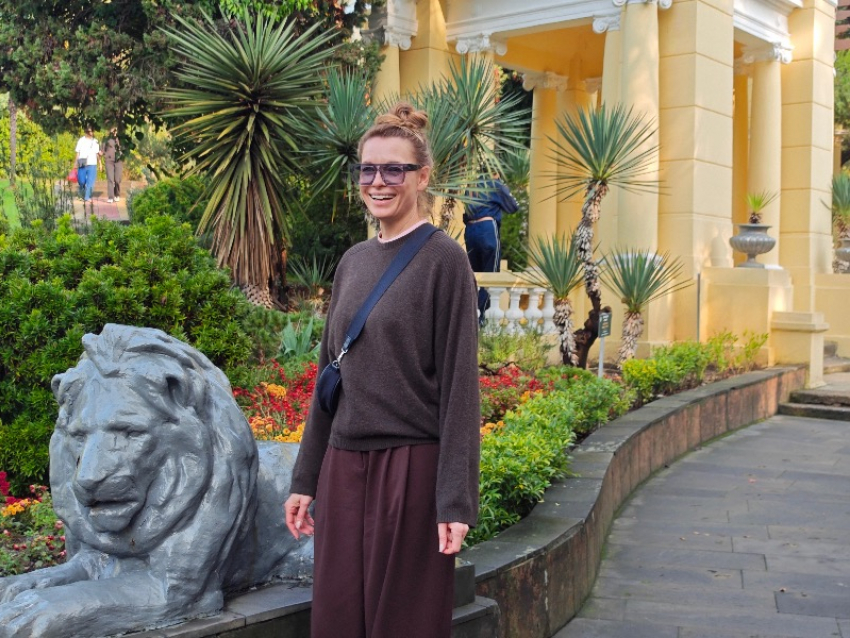 Актриса Любовь Толкалина побывала на экскурсии в Дендрарии Сочи