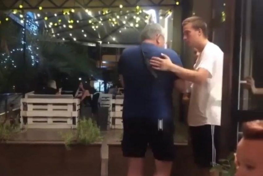Пьяный мужчина угрожал ножом посетителям кафе в Сочи