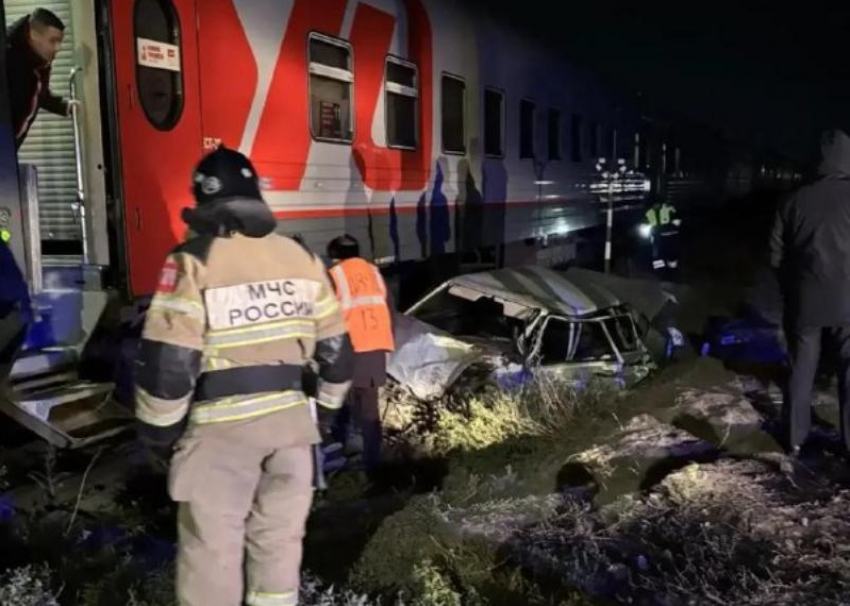 Пассажирский поезд, следовавший из Сочи в Санкт-Петербург, протаранил автомобиль