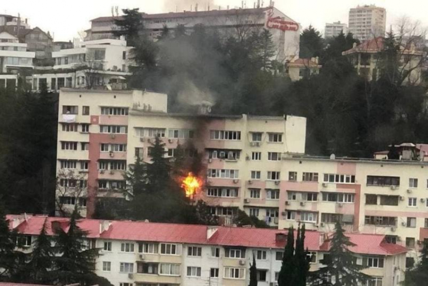 В Сочи ликвидировали пожар в многоквартирном доме 
