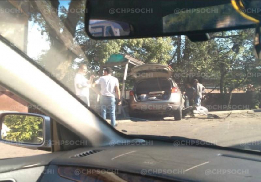 Иномарка влетела в автобусную остановку в Сочи 