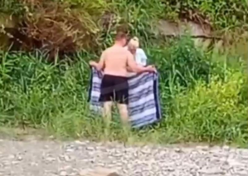 «Ходят в туалет прямо на пляже»: выпившая компания туристов с детьми возмутила россиянку в Сочи