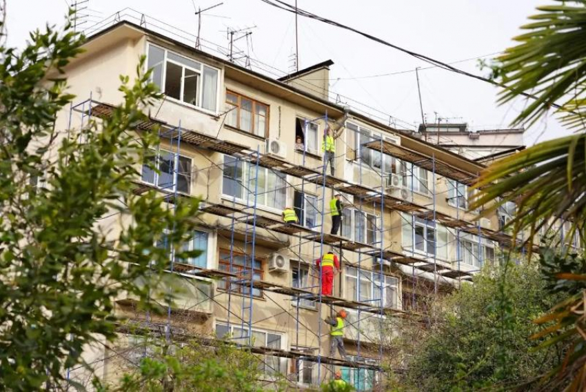 Почти 1 миллиард рублей потратят на ремонт многоэтажек Сочи 