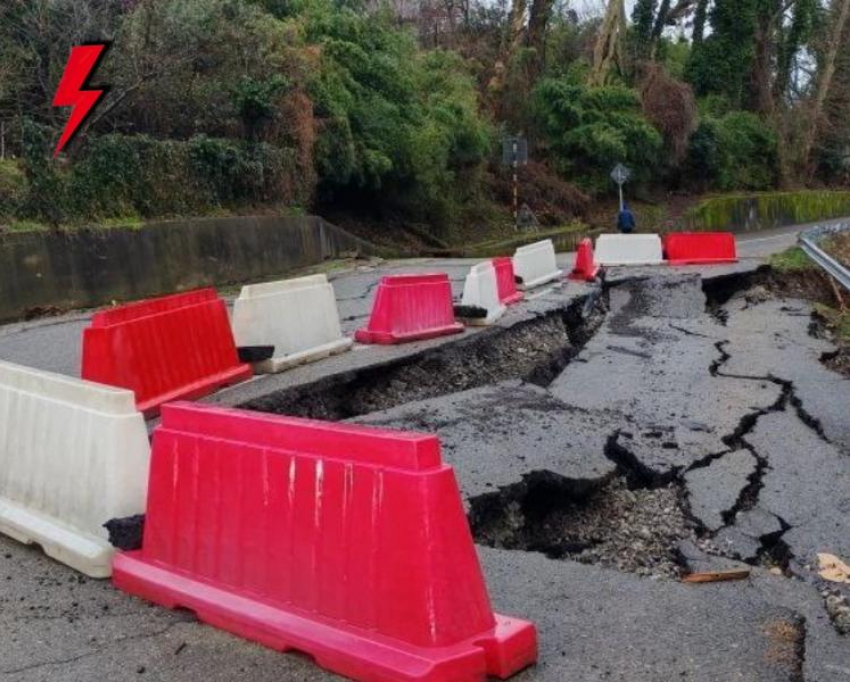  Провалы дороги произошли на двух улицах Сочи