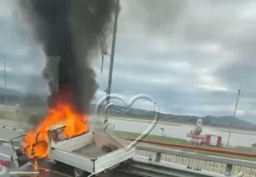 Около аэропорта Сочи загорелся автомобиль