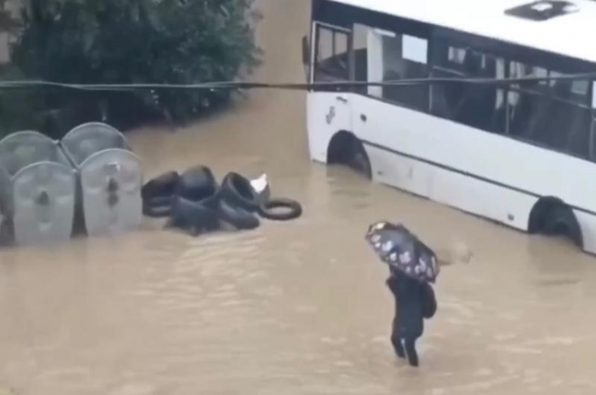 Из-за ливней в Сочи затопило дороги и некоторые районы