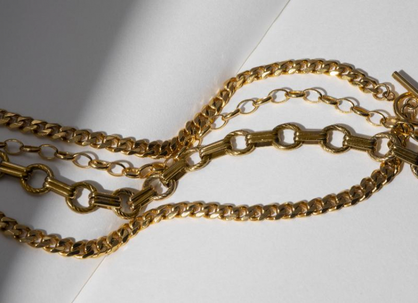 Курьер забрал из магазина золотые украшения для жительницы Сочи, но решил присвоить их себе и сдал в ломбард