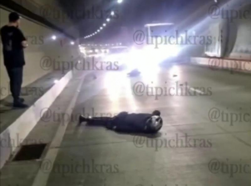 Пьяный байкер уснул за рулем и устроил ДТП в тоннеле Сочи