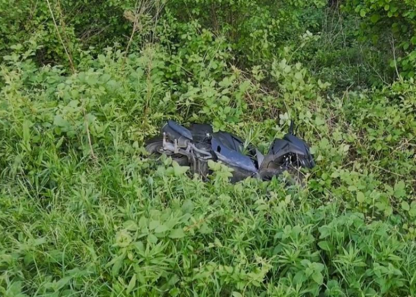 Приезжий из Бурятии вылетел на мопеде в 5-метровый овраг в Сочи