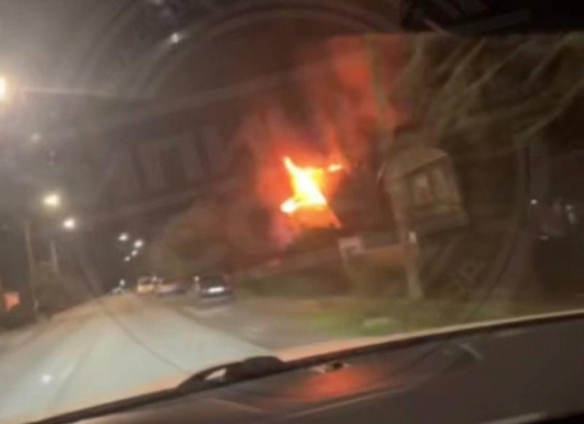 Частный дом сгорел ночью в Сочи