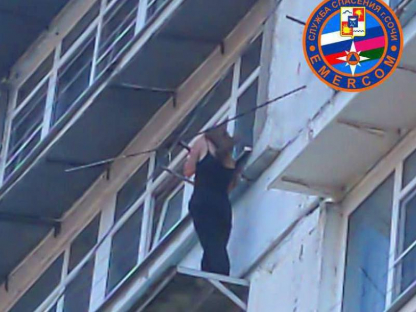 Спасатели в Сочи достали с козырька шестого этажа загадочную незнакомку