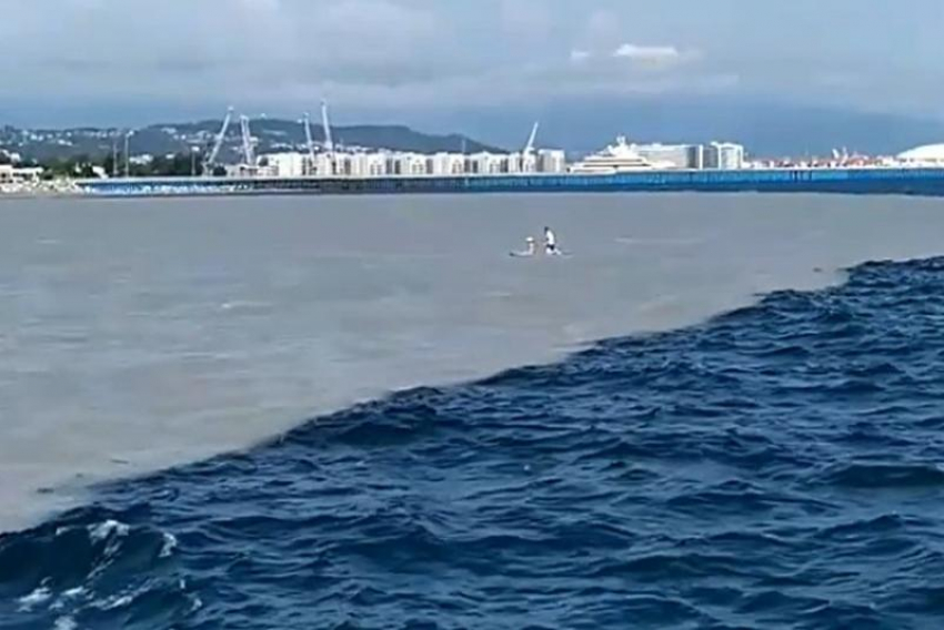 Туристы в Сочи сняли на видео необычное явление — море разделилось на два 