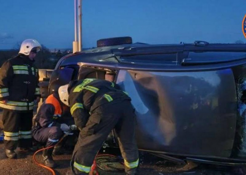 Спасатели Сочи достали людей из искореженной машины, попавшей в ДТП