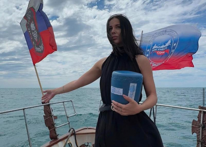 Девушка развеяла прах своего отца, погибшего в СВО, над Черным морем в Сочи