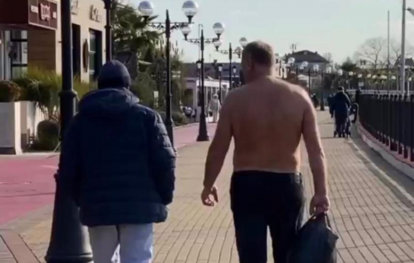 Гуляющий зимой по Сочи полуголый мужчина удивил россиян 