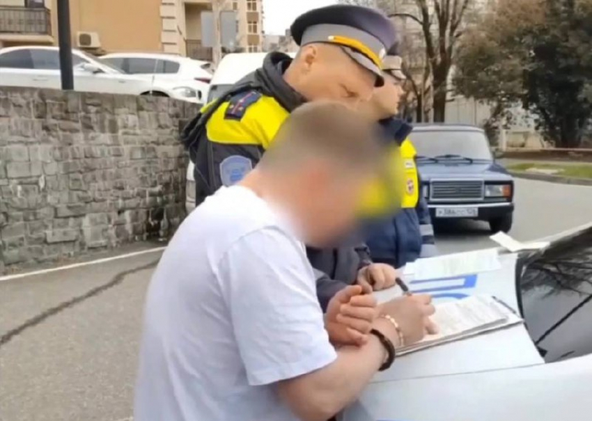 Житель Абхазии с игрушечным пистолетом угрожал прохожим в Сочи