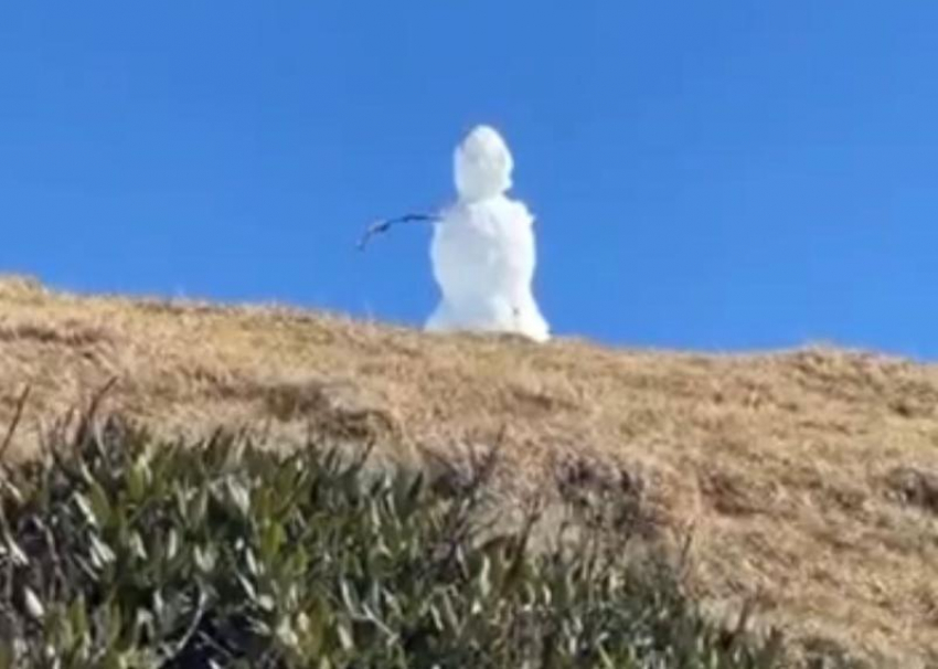 Первый снеговик появился в горах Сочи