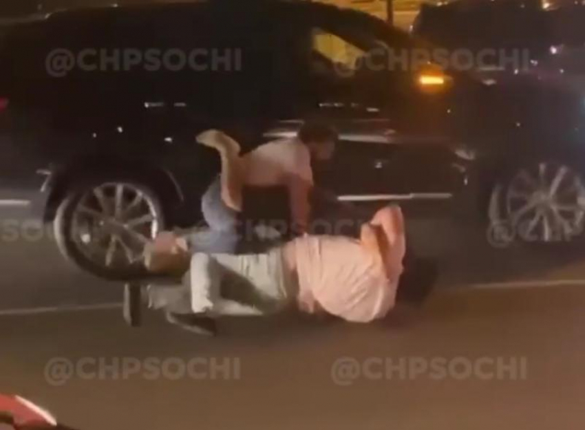 Драка таксистов у аэропорта Сочи попала на видео 