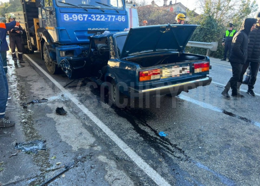 Водитель легковушки погиб в результате лобового столкновения с КАМАЗом в Сочи 