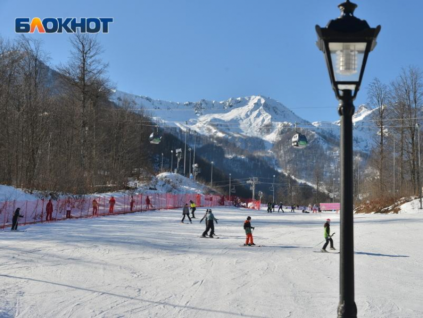 Курорт «Роза Хутор» в Сочи открыл сезон катания, закрыв продажу ски-пассов на неделю