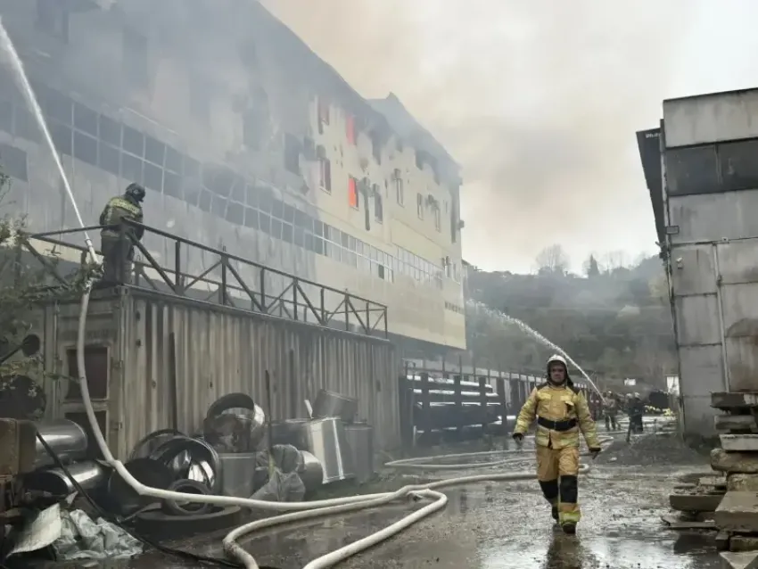 Умерла девушка, которая выпала из окна горящего здания в Сочи