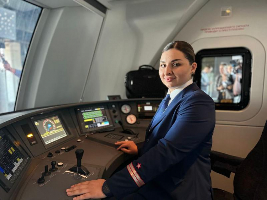 Первая в России женщина-машинист будет водить «Ласточку» в Сочи