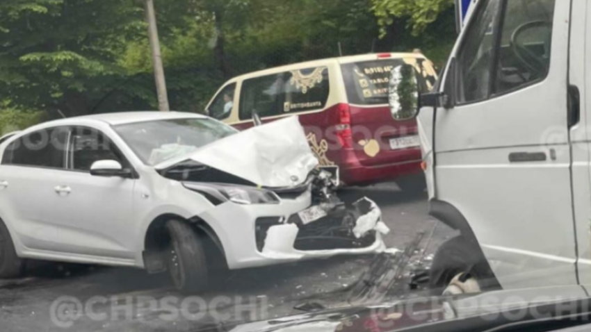 Лобовое столкновение автомобилей произошло в Центральном районе Сочи
