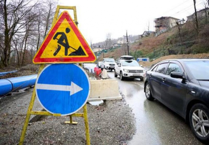 Уничтоженную ливнями дорогу начали ремонтировать в Сочи