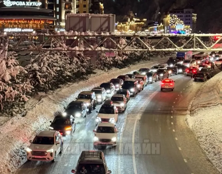 Сотни россиян стоят в пробке по 6 часов: транспортный коллапс парализовал Красную Поляну