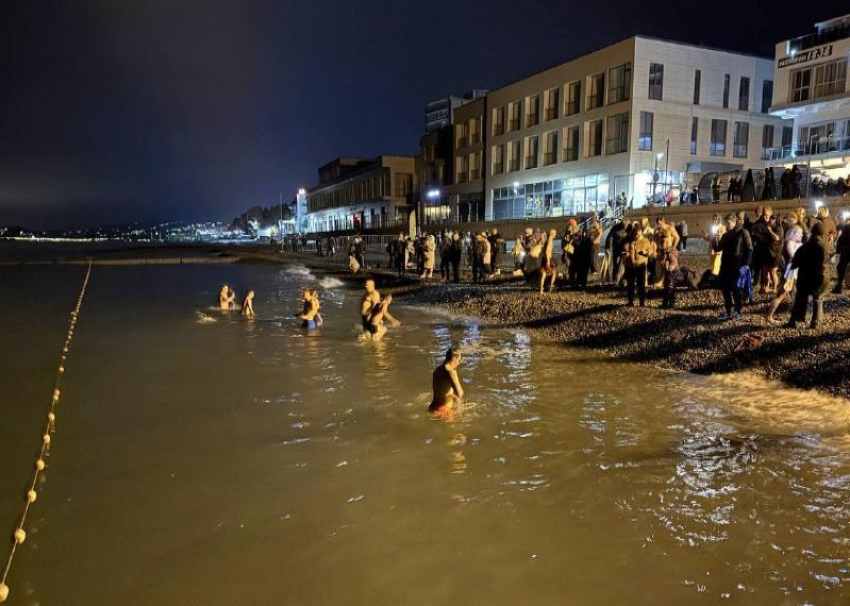 Газовые горелки и толпы людей: как прошли Крещенские купания на море в Сочи