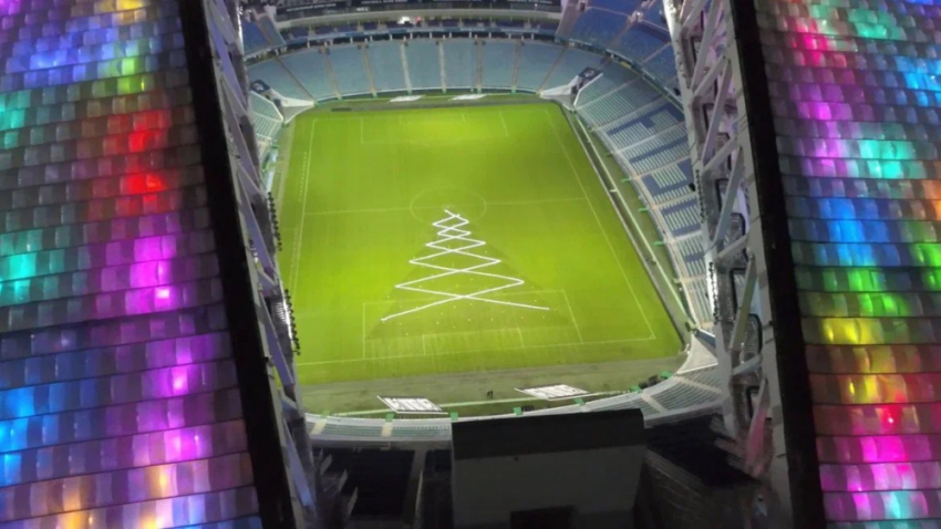 Необычная елка из футбольных мячей появилась на главном стадионе в Сочи