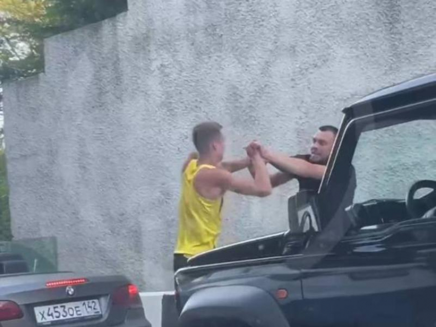 В Сочи двое водителей устроили рукопашный бой посреди дороги